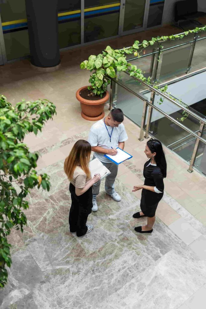 La formazione sul posto di lavoro viene svolta con l'aiuto di colleghi e responsabili che affiancano i nuovi arrivati.